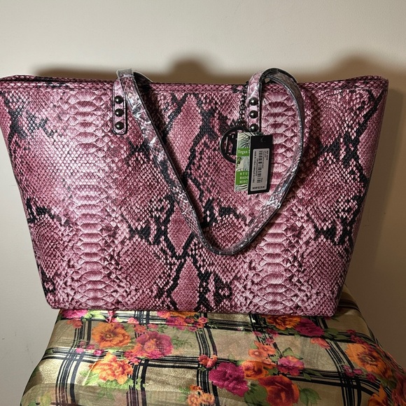 NWT Badgley Mischka tote. - Picture 2 of 9